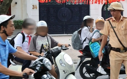 Hàng loạt phụ huynh, học sinh ở Hà Nội bị xử phạt do vi phạm giao thông