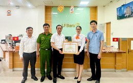 Cụ bà yêu cầu rút trước hạn 2 sổ tiết kiệm 400 triệu đồng, nhân viên LPBank nhìn biểu hiện rồi lập tức báo công an