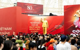 Còn 3 ngày: Biển người đổ về "Triển lãm 80 năm Hành trình Độc Lập - Tự Do - Hạnh Phúc" bất chấp nắng nóng