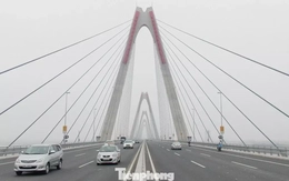 Cấm xe đi lên cầu Nhật Tân vào ban đêm để chuẩn bị tổ chức lại giao thông