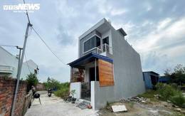 Bất ngờ bị người lạ xây nhà trên đất đã được cấp sổ đỏ, còn 'ép' bán đổi đất