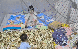 Khoảnh khắc chị cả dỗ em khóc, cộng đồng mạng khen hết lời: Đúng là "ruộng sâu trâu nái, không bằng con gái đầu lòng"