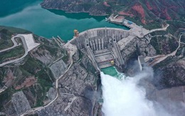 Tích 110 triệu m3 nước trên cao 2.400 m, đập thuỷ điện cao nhất thế giới của Trung Quốc tạo ra hiệu ứng không ngờ, chuyên gia đặt câu hỏi: Công nghệ đỉnh cao liệu có đánh đổi bằng cái giá đắt?