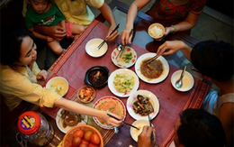 Cha mẹ càng không làm 4 hành động này trong mâm cơm, con cái càng hiếu thảo: Nếu gia đình bạn không có thì xin chúc mừng Cha mẹ càng không làm 4 hành động này trong mâm cơm, con cái càng hiếu thảo: Nếu gia đình bạn không có thì xin chúc mừng