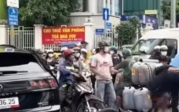 Thanh niên lái xe Volkswagen đánh ông lão giữa trung tâm TP.HCM gây phẫn nộ