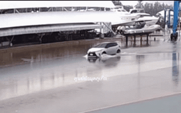 Sau mưa lụt, ô tô đi vào đoạn đường ngập nước rồi lao thẳng xuống biển, cảnh tượng sau đó mới khó tin