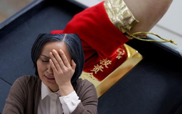 Người phụ nữ mua thỏi vàng 100g rồi ký gửi tại quầy, 11 năm sau quay lại thì chủ tiệm từ chối: "Tôi trả chị 123 triệu với phiếu mua hàng được không?"