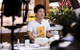 Bị nhận xét "mắt nhỏ", nam MC trả lời 1 câu triết lý bất ngờ: Học vấn không cao nhưng EQ thì đỉnh nóc!