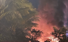 Cháy kho phế liệu rộng 1.500m² ở Quảng Ngãi