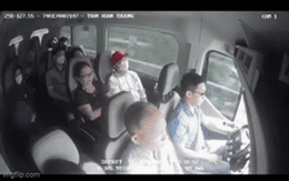 Khoảnh khắc đâm xe liên hoàn, xe khách văng khỏi đường: Nhiều người bị thương nằm la liệt trên cao tốc