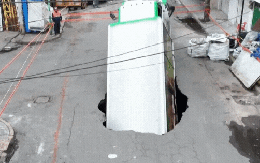 Khoảnh khắc gây sốc: Xe tải chở nước ngọt bất ngờ "biến mất" giữa phố khiến nhiều người hoảng hốt