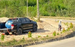 Xúc động chuyện chồng trồng 1 km phượng vĩ, 1.000 cây hoa hồng để tưởng nhớ vợ