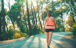6 kiểu đi bộ giúp xương chắc khỏe hơn cả dùng thuốc bổ sau tuổi 45