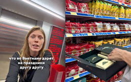 Khách Tây "wow" liên tục khi phát hiện món bánh chỉ có trong những ngày này tại Việt Nam, khuyên phải mua ngay về làm quà