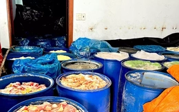 Rùng mình với cơ sở làm lạp xưởng với nguyên liệu bị phân huỷ, hôi thối