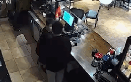 Bị nhắc không hút thuốc lá, nam khách hàng hành hung nhân viên thu ngân quán cà phê