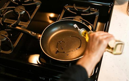 Dùng sai một loại chảo, người phụ nữ nhiễm “hóa chất vĩnh cửu”, bị ung thư gan