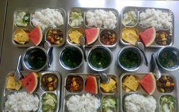 Xuýt xoa trước suất cơm SIÊU NGON tại 1 trường công lập ở Hà Nội: Thích nhất là phụ huynh được đến giám sát bếp ăn hàng tuần!