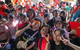 "Đêm trắng" của hàng trăm ngàn người dân háo hức chờ xem diễu binh A80