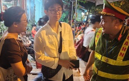 Nam thanh niên nhận lại toàn bộ giấy tờ đánh rơi trong đêm chờ xem diễu binh A80