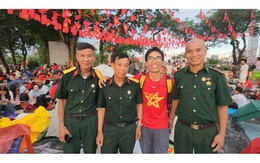 Sinh viên TP HCM đạp xe 30 ngày ra Hà Nội xem diễu binh