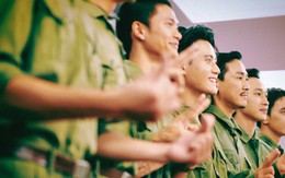 Dàn diễn viên Mưa Đỏ từ Quảng Trị 1972 xuyên không hiện tại tận hưởng hoà bình, 20.000 người ở SVĐ Mỹ Đình nức nở