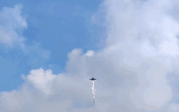 VIDEO: Tiêm kích Su-30MK2 thả đạn nhiễu, biểu diễn trên bầu trời Hà Nội