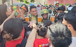 VIDEO: Giây phút trùng phùng giữa chiến sĩ và người thân sau A80 khiến ai cũng xúc động