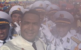 Nam diễn viên Vbiz bất ngờ hot khắp nơi với bộ ảnh diễu hành 2/9 “không điểm nào khen”!