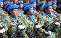 Vẻ đẹp của các 'bông hồng' trong khối nữ diễu hành A80 tại Quảng trường Ba Đình