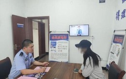 Cung cấp số tài khoản cho công ty để nhận lương, cô gái sinh năm 2000 bất ngờ nhận được hàng loạt “giấy báo nợ”, bị phong toả thẻ ngân hàng