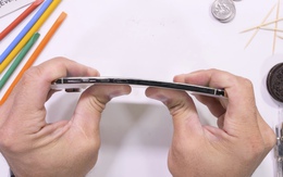 iPhone Air mỏng dính nhưng không thể bẻ gãy, phải dùng máy áp lực gần 100kg mới chịu cong