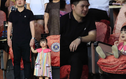 Em bé hot nhất sân Hàng Đẫy ngồi ghế VIP, là con của chủ tịch CLB Hà Nội và "Hoa hậu nghèo nhất Việt Nam"