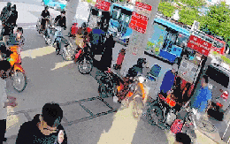 Kinh hoàng cảnh Mercedes lùi trúng cột bơm xăng, lửa bùng cháy bao trùm người và xe