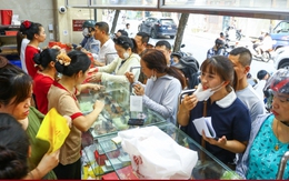 Người dân xếp hàng mua bánh Trung thu truyền thống ở Hà Nội