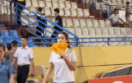 Hoa hậu Đỗ Mỹ Linh không cần lên đồ sang chảnh vẫn chiếm trọn "spotlight" trên sân bóng