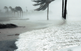Bão Ragasa đổ bộ: Sân bay Hong Kong đóng cửa, Philippines sơ tán hàng ngàn người