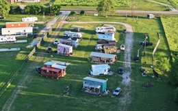 12 phụ nữ lập xóm "không đàn ông, không rắc rối"