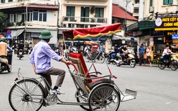 Hai tài xế xích lô bị tố "chặt chém" du khách nước ngoài