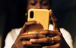 Không dễ như Việt Nam, ở quốc gia này iPhone là biểu tượng "quyền quý": Để dành 40 tháng lương mới mua nổi