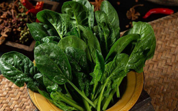 5 loại rau quả dễ "ngậm thuốc trừ sâu" nhất chợ, nhất là cái số 1