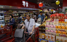 Các thành phố “đóng cửa”, nín thở trước siêu bão Ragasa: Người dân dán chặt cửa kính, chặn bao cát trước nhà, càn quét siêu thị tích trữ đồ