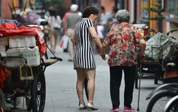 5 năm bị con bỏ rơi trong viện dưỡng lão, bà lão lập tức được đón về khi hé lộ "kho báu dưới gầm giường"