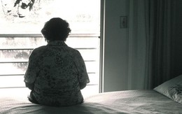 Mẹ làm 3 công việc nuôi con du học 8 năm, con gái về nước thẳng tiến nhà bạn trai, mẩu giấy trong vali xé toạc nỗi đau tình thân