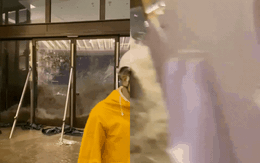 39 giây kinh hoàng: Siêu bão Ragasa "xé toạc" khách sạn hạng sang ở Hong Kong (Trung Quốc), cuốn phăng người đàn ông ngay trong sảnh