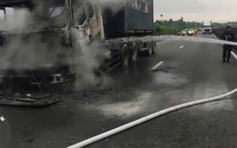 Ô tô đầu kéo cháy ngùn ngụt trên đường cao tốc Trung Lương - Mỹ Thuận - Cần Thơ