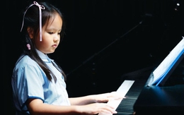 Bé gái Việt chơi đàn gây sốt MXH: Thì ra có mẹ là siêu mẫu, bố đại gia trăm tỷ, theo học trường đắt đỏ thế này!
