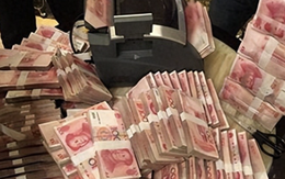 Người đàn ông gửi 297 tỷ vào ngân hàng, nhưng khi rút tiền nhân viên lại nói: "Anh không được động vào số tiền này!"