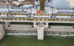 Đập dâng đầu tiên hoạt động, mang dòng nước xanh ‘hồi sinh’ sông Tô Lịch