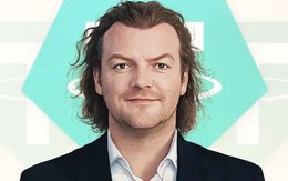 Chủ tịch Tether sắp vượt Warren Buffett thành người giàu thứ 5 thế giới với 224 tỷ USD tài sản, tạo nên đế chế tiền số sánh ngang OpenAI